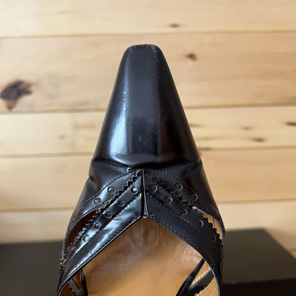 Gucci designer 3” heels, pointed toe, rich brown detailedleather, gold buckles. - Picture 10 of 11